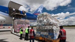 Tensiones comerciales globales afectan el transporte de carga aérea