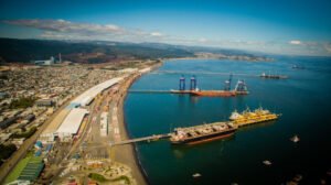 El presidente del directorio de Ultramar, Richard von Appen, hizo un llamado urgente a establecer un plan maestro para el desarrollo portuario en Chile, que contemple una visión de largo plazo y un horizonte de al menos 40 años.