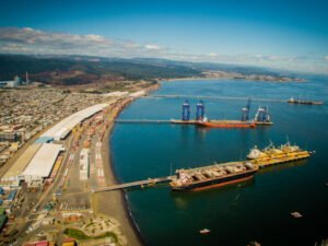 El presidente del directorio de Ultramar, Richard von Appen, hizo un llamado urgente a establecer un plan maestro para el desarrollo portuario en Chile, que contemple una visión de largo plazo y un horizonte de al menos 40 años.