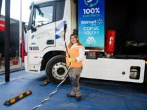Maersk y Sotraser inician operaciones con camiones eléctricos en Chile