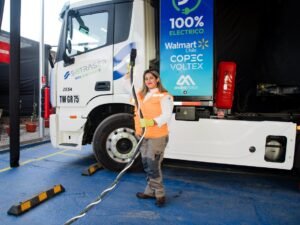 Maersk y Sotraser inician operaciones con camiones eléctricos en Chile