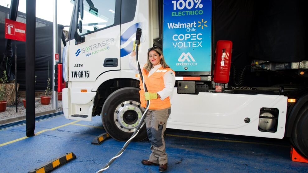 Maersk y Sotraser inician operaciones con camiones eléctricos en Chile