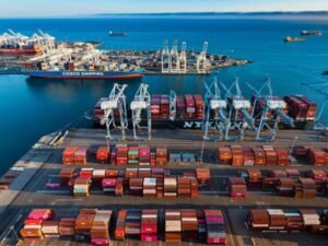 Cae el movimiento de carga en el Puerto de Long Beach durante junio