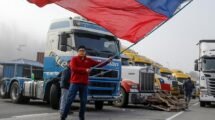 Camioneros marchan hacia La Moneda en demanda de mejoras en la Ruta 7