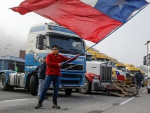 Camioneros marchan hacia La Moneda en demanda de mejoras en la Ruta 7