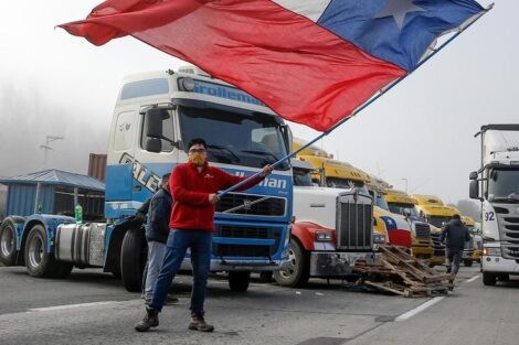Camioneros marchan hacia La Moneda en demanda de mejoras en la Ruta 7