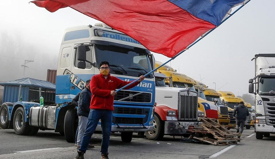 Camioneros marchan hacia La Moneda en demanda de mejoras en la Ruta 7