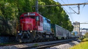 Fepasa firma nuevo contrato de transporte de carga con CMPC