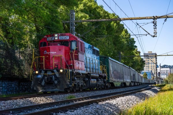 Fepasa firma nuevo contrato de transporte de carga con CMPC