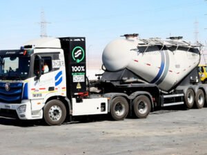 Ministro Hales presenta tractocamiones 100% eléctricos para transporte interno de graneles