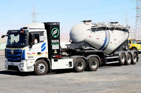 Ministro Hales presenta tractocamiones 100% eléctricos para transporte interno de graneles