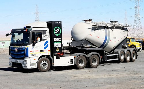 Ministro Hales presenta tractocamiones 100% eléctricos para transporte interno de graneles